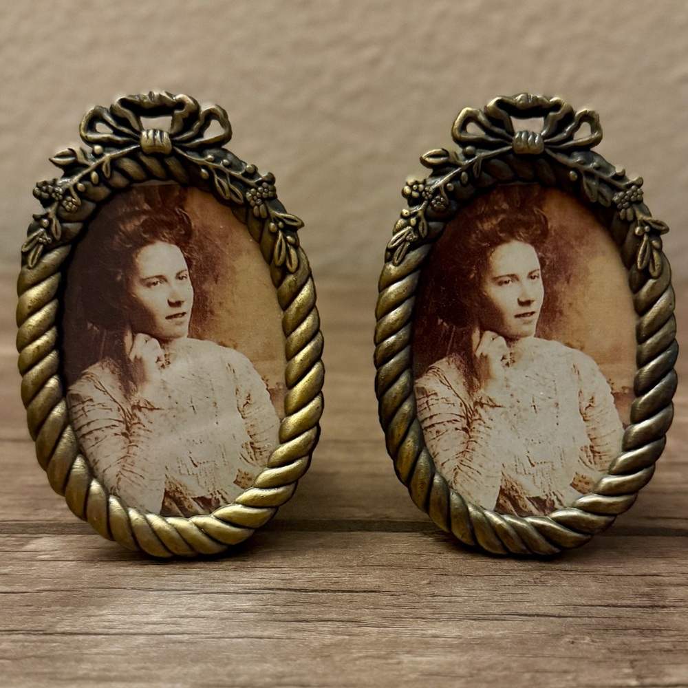 The Weston Gallery Rope Oval Brass Mini Picture Frames